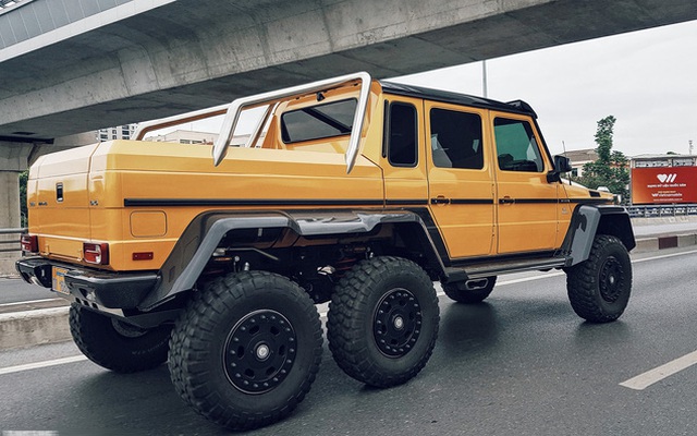 'Cực phẩm' Mercedes-Benz G63 AMG 6x6 của đại gia bí ẩn lăn bánh trên đường phố Hà Nội