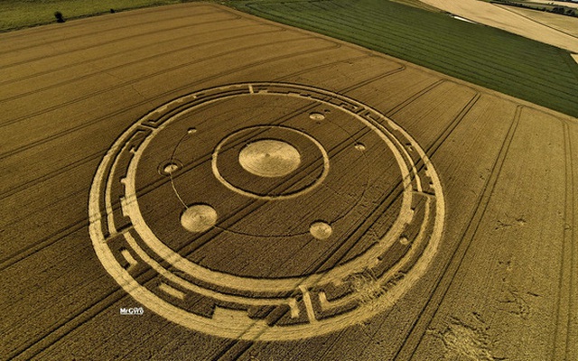 Khám phá bí ẩn 'Crop Circle' - những vòng tròn tuyệt tác được cho là của người ngoài hành tinh