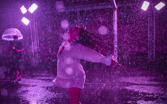 24h qua ảnh: Cô gái nhảy múa dưới Mưa hồng ở Pháp