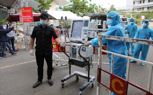 Bệnh viện Đà Nẵng tiếp nhận 5 máy thở trị giá 2,75 tỉ đồng để chống dịch Covid-19