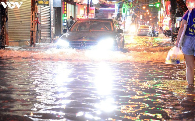 Mưa lớn, nhiều tuyến phố ở Hà Nội ngập sâu, hàng loạt xe chết máy