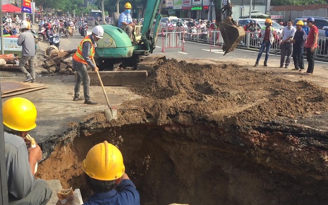 [Clip] "Hố tử thần" bất ngờ xuất hiện sau trận mưa lớn, người dân Sài Gòn chôn chân trên đường