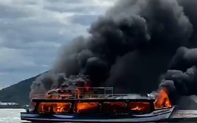 Tàu du lịch ở Phú Quốc cháy kinh hoàng trên đường ra đảo Hải Tặc