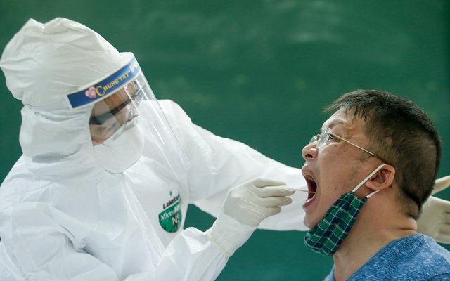 [ẢNH] Hà Nội hối hả xét nghiệm Covid-19 bằng Realtime-PCR cho những người từ Đà Nẵng về