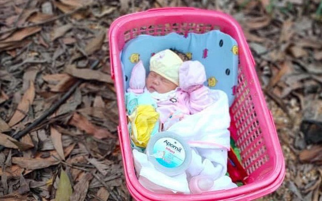 Bé gái sơ sinh khoảng 5 ngày tuổi bị bỏ rơi ven đường kèm lời nhắn "tôi không đủ điều kiện nuôi bé, ai nhặt được nuôi đi"