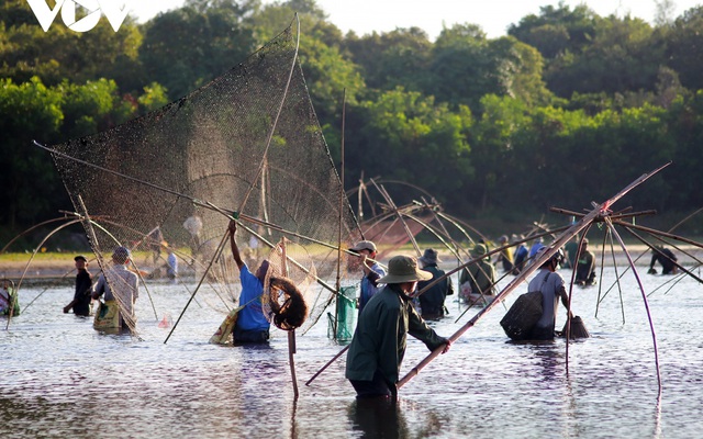 Hàng trăm người thi nhau lội bùn bắt cá trong lễ hội phá trằm