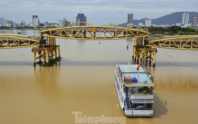 Độc đáo hình ảnh cây cầu ở Đà Nẵng 'biến hình' cho thuyền lưu thông