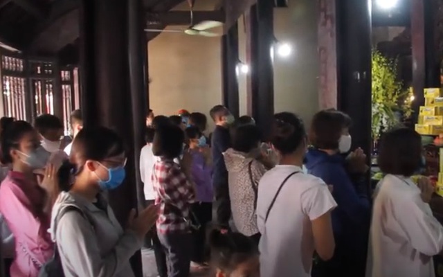VIDEO: Người dân vẫn tấp nập đi lễ chùa Rằm tháng 7 bất chấp dịch bệnh Covid-19
