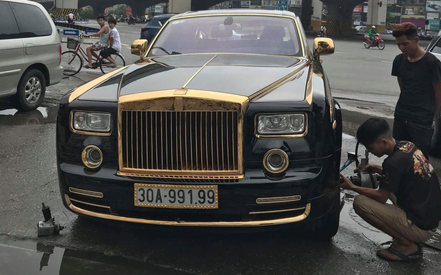 Rolls-Royce Phantom mạ vàng được tháo lốp bên lề đường gây xôn xao mạng xã hội