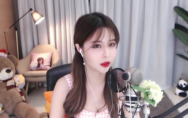 Gặp sự cố 'lộ hàng' khi livestream cảnh đi ngủ đêm muộn, nữ streamer nổi tiếng sập kênh ngay tức khắc