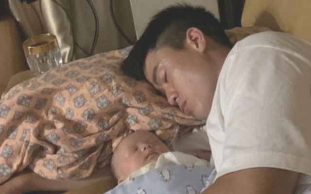 Con trai ngủ ngon trong lòng Duy Mạnh, Quỳnh Anh than thở: "Biết mỗi thương bố, hành mẹ"