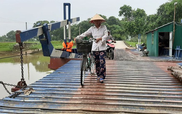 Gần 800 người dân “run rẩy” đi qua cầu phao mỗi khi vào mùa mưa bão