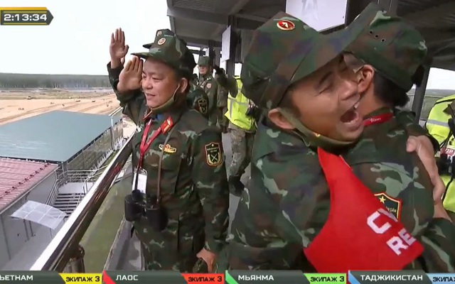 Vỡ òa khoảnh khắc Việt Nam về nhất cuộc thi Tank Biathlon