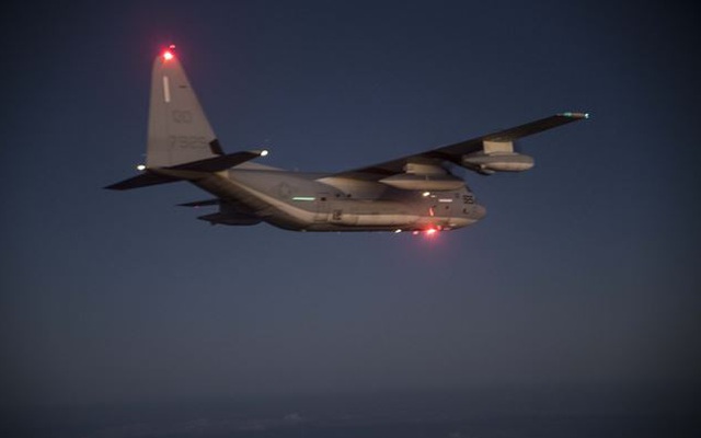 Ngoạn mục cảnh chiến cơ Mỹ tiếp nhiên liệu giữa đêm giông bão