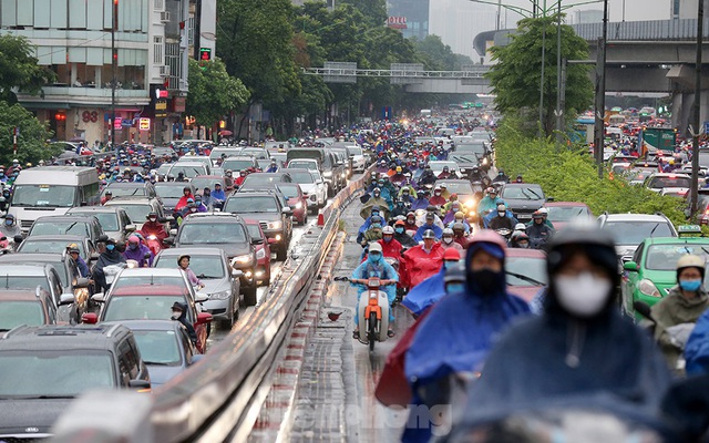 Ngày đầu tuần mưa lớn, nhiều tuyến phố Hà Nội ùn tắc dài