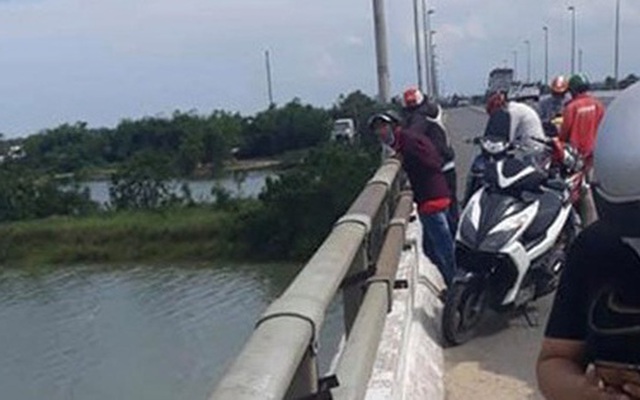 Quảng Nam: Thanh niên bỏ dép, xe máy, ví tiền trên cầu… rồi về nhà!