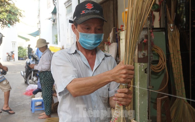 Người Sài Gòn tất bật làm chổi đót bán Tết