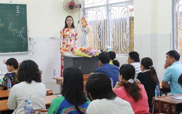 Đi họp phụ huynh, không thấy con được tuyên dương học sinh xuất sắc, ông bố sáng tác hẳn một bài thơ đọc xong sao mà thâm thúy quá