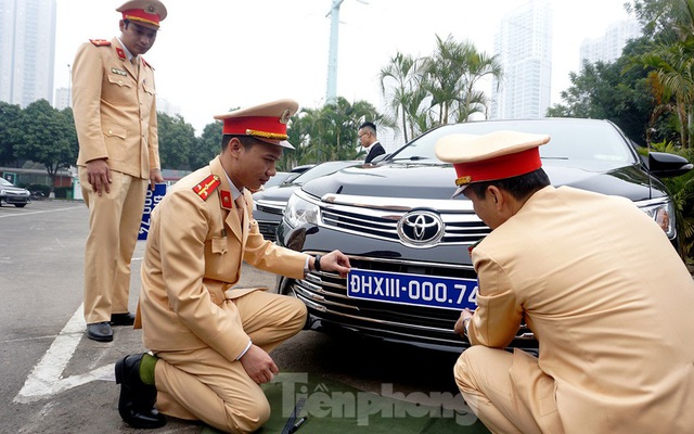 Cục CSGT kiểm định, gắn biển tạm thời cho hơn 100 xe phục vụ Đại hội XIII