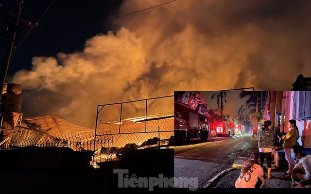 Công nhân bật khóc khi công ty gỗ rộng 5.000m2 bị lửa nhấn chìm