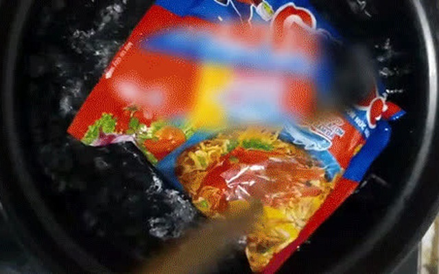 Nấu mì tôm cả vỏ, tưởng là "chất" ai ngờ bị cư dân mạng thi nhau chỉ trích vì gây hại cho sức khoẻ