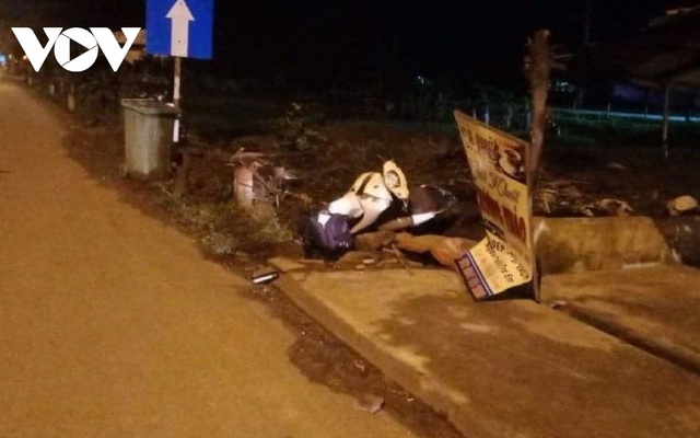 Người đàn ông tử vong cạnh xe máy bên lề đường