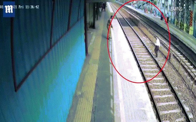 Thoát chết trong gang tấc khi tàu hỏa lao tới, người đàn ông lãnh trọn đòn đau từ cảnh sát