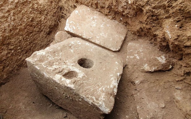 Đây là cái toilet xa xỉ 2.700 năm trước của giới thượng lưu: "làm từ đá vôi, ngồi rất thoải mái"