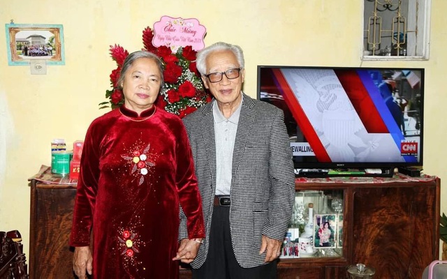 Chuyện tình cặp đôi 50 năm chung sống vẫn "anh - em" ngọt lịm, cháu nội ghen tị ra mặt