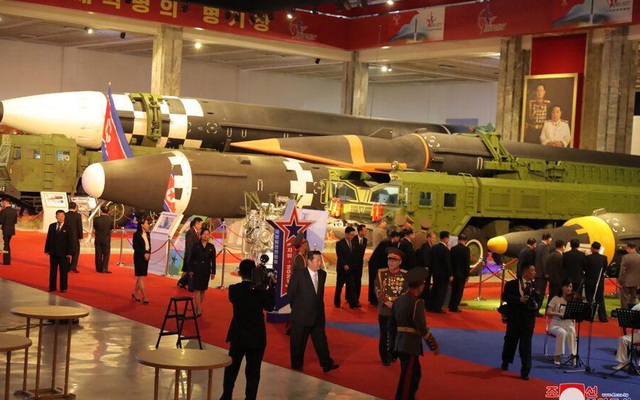 Xem tên lửa siêu thanh Hwasong-8 và các vũ khí mới được Triều Tiên trưng bày