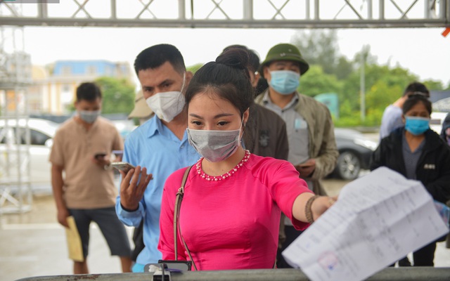 Nhiều tài xế phải quay đầu ở chốt cửa ngõ Hà Nội vì không có giấy xét nghiệm Covid-19