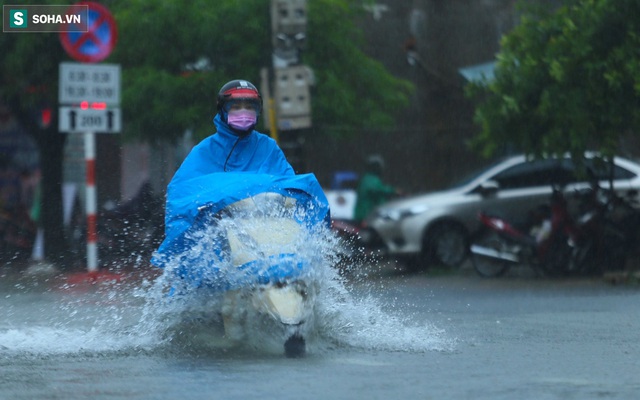 Ô tô, xe máy bì bõm "bơi" trong biển nước trên phố sau cơn mưa lớn xuyên đêm