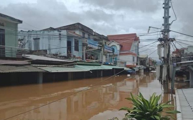 Mưa lũ miền Trung: Tàu hàng có 8 người Trung Quốc mắc cạn, 3 người mất tích chưa tìm thấy