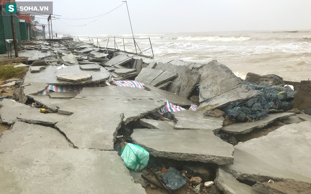 Kè biển tiền tỷ ở Nghệ An bị sóng đánh vỡ nát như "bánh đa"