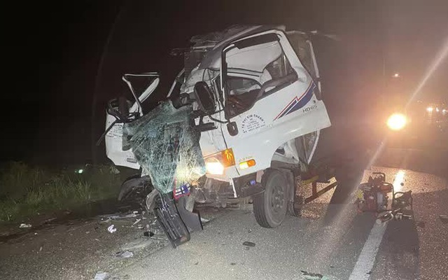 2 người chết kẹt trong cabin xe tải sau cú tông mạnh xe đầu kéo