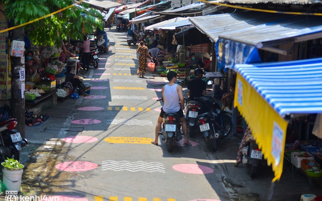 Ảnh: Khu chợ đầu tiên tại Hà Nội vẽ ô, kẻ vạch, phân luồng giao thông để phòng dịch Covid-19