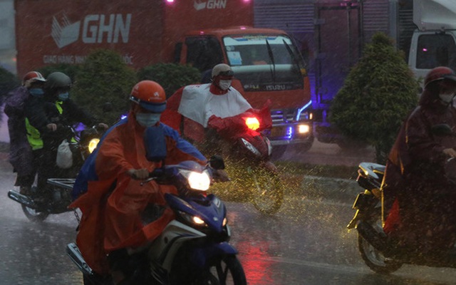 Ảnh: Sài Gòn mưa tầm tã, trời tối sầm dù mới đầu giờ chiều, ô tô và xe máy phải bật đèn di chuyển