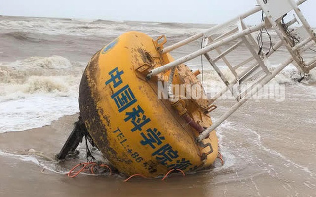 Một căn nhà và phao hàng hải có chữ Trung Quốc dạt vào bờ biển Thừa Thiên - Huế