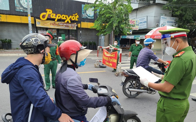 NÓNG: Đang tháo dỡ toàn bộ chốt, trạm kiểm soát ở cửa ngõ ra vào TP HCM