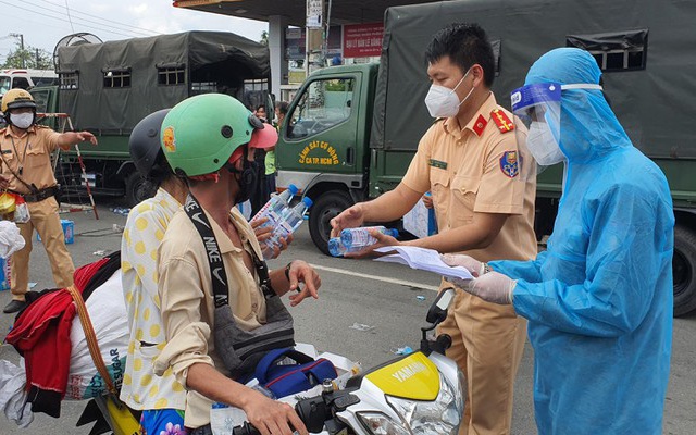 TPHCM dừng tất cả chốt kiểm soát COVID-19, đi lại ở các cửa ngõ trở lại bình thường