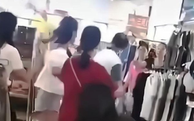 Chồng thẳng tay đánh vợ ngay giữa trung tâm mua sắm, nguyên nhân gây tranh cãi gay gắt