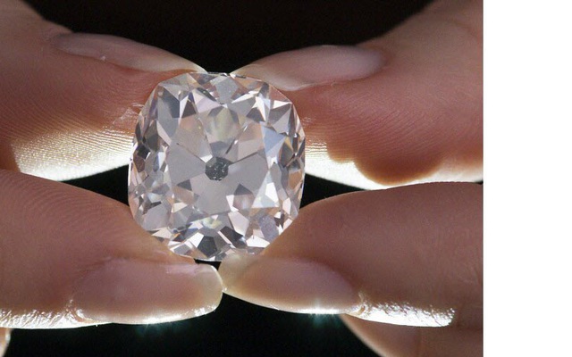 Đeo nhẫn đồ chơi mua ở chợ trời, cô gái mất 30 năm mới biết có kim cương 10 tỷ gắn trên đó