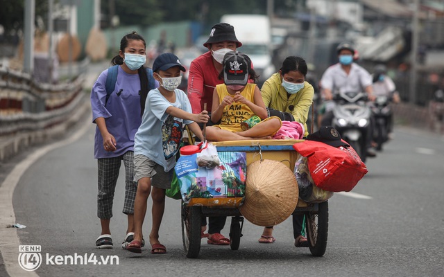 Cay mắt chuyện gia đình 5 người đẩy nhau trên chiếc xe ve chai rời Sài Gòn về quê: "Xe máy bị mất trộm, kinh tế kiệt quệ rồi, đành đi bộ về thôi"