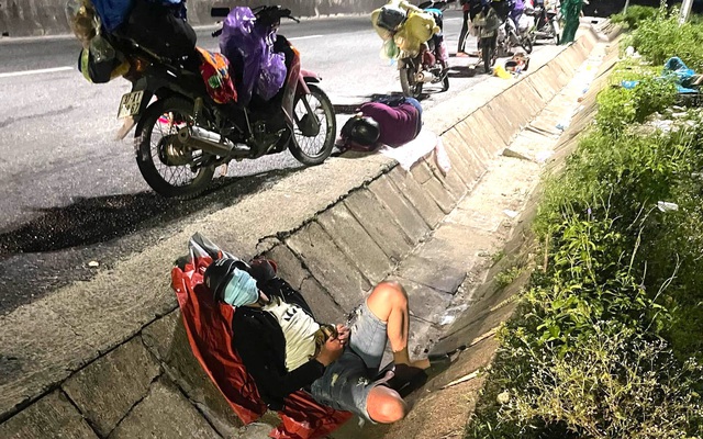 Thương cảnh người dân về quê tránh dịch "ngả lưng" dưới gầm cầu, vệ đường quốc lộ vì quá mệt