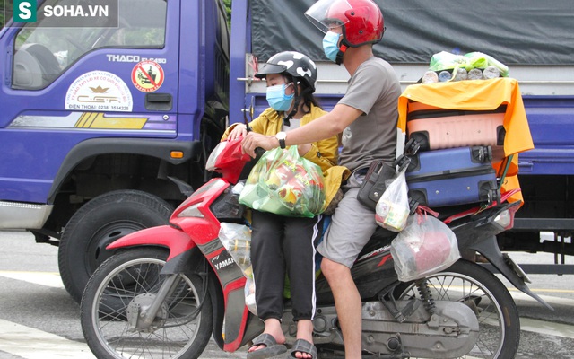 Từng phích nước, móc quần áo, bơm xe... đã cũ mèm được đùm theo hành trình 1.000km về quê: "Giờ 1 nghìn đồng cũng quý"