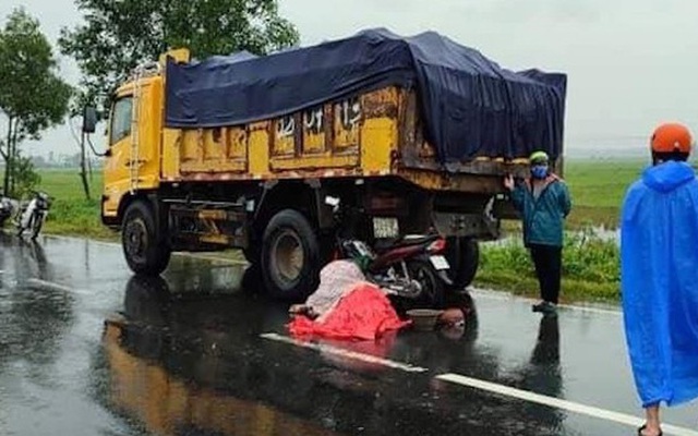 Trên đường về quê tránh dịch gặp mưa to, người đàn ông tông vào xe tải đang dừng tử vong
