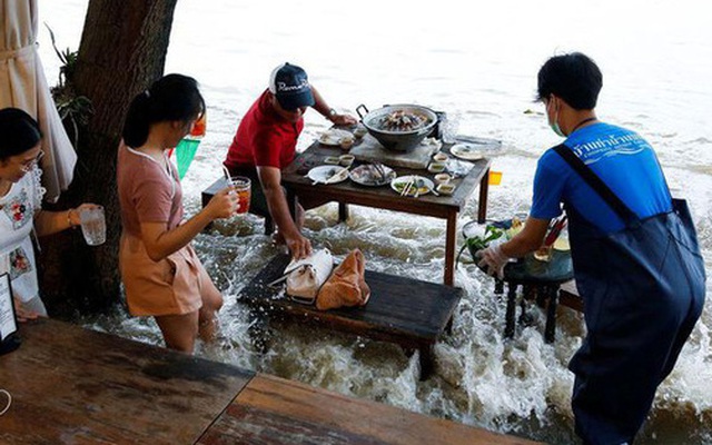 Nhà hàng “tranh thủ” nhất mùa lũ: Nước ngập quá đầu gối vẫn mở cửa, khách vừa ăn vừa “nhảy sóng”