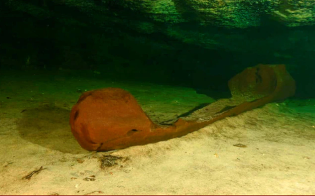 Phát hiện xuồng gỗ hơn 1.000 năm tuổi của người Maya trong hồ nước ngọt Mexico
