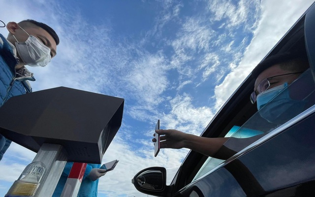 Kiểm soát người ra vào Quảng Ninh chỉ một phút bằng 'hành trình không chạm'