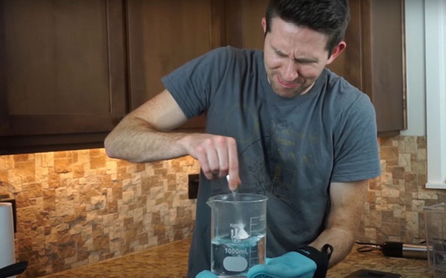 Có thể làm nước sôi bằng cách khuấy nước thật nhanh hay không?